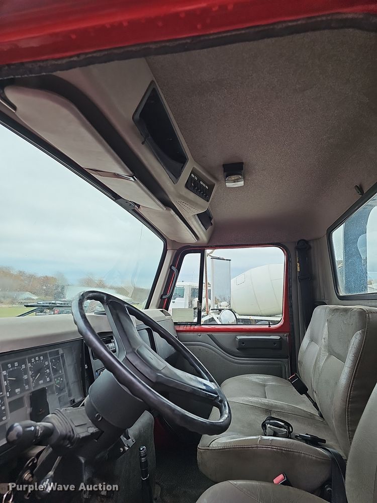 image for item NP9192 1997 International 4700  rollback truck