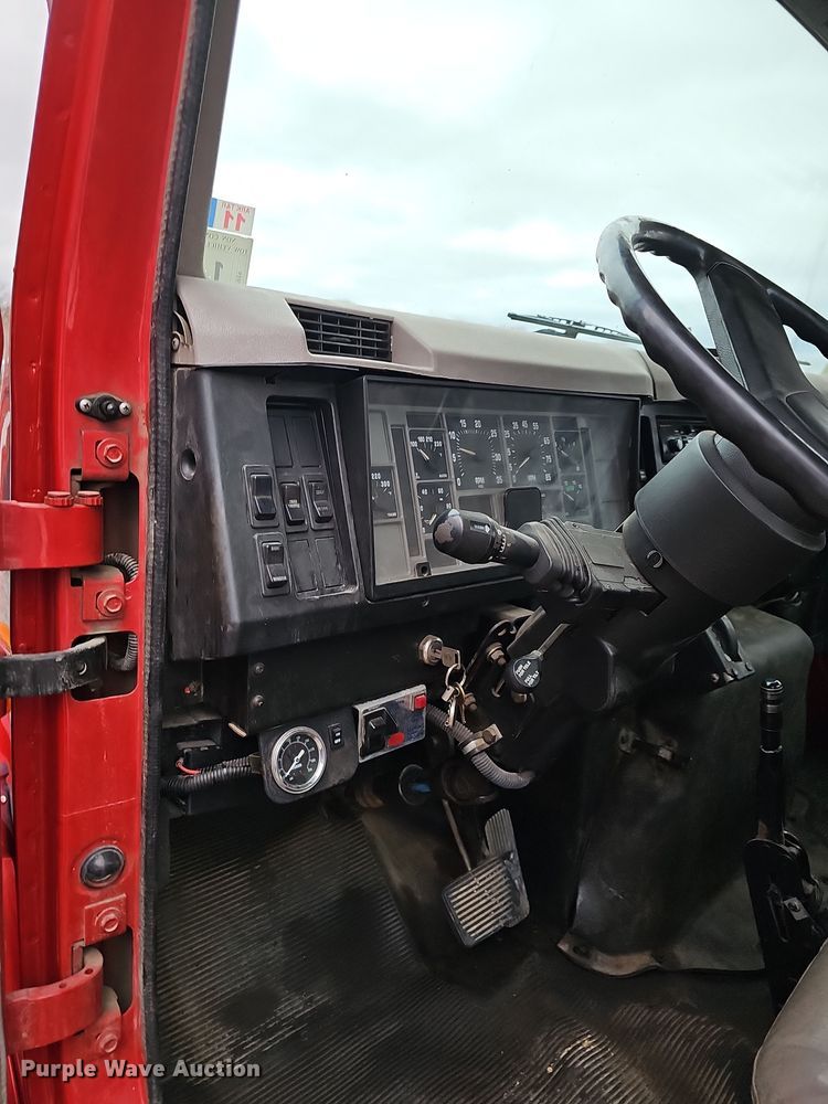 image for item NP9192 1997 International 4700  rollback truck