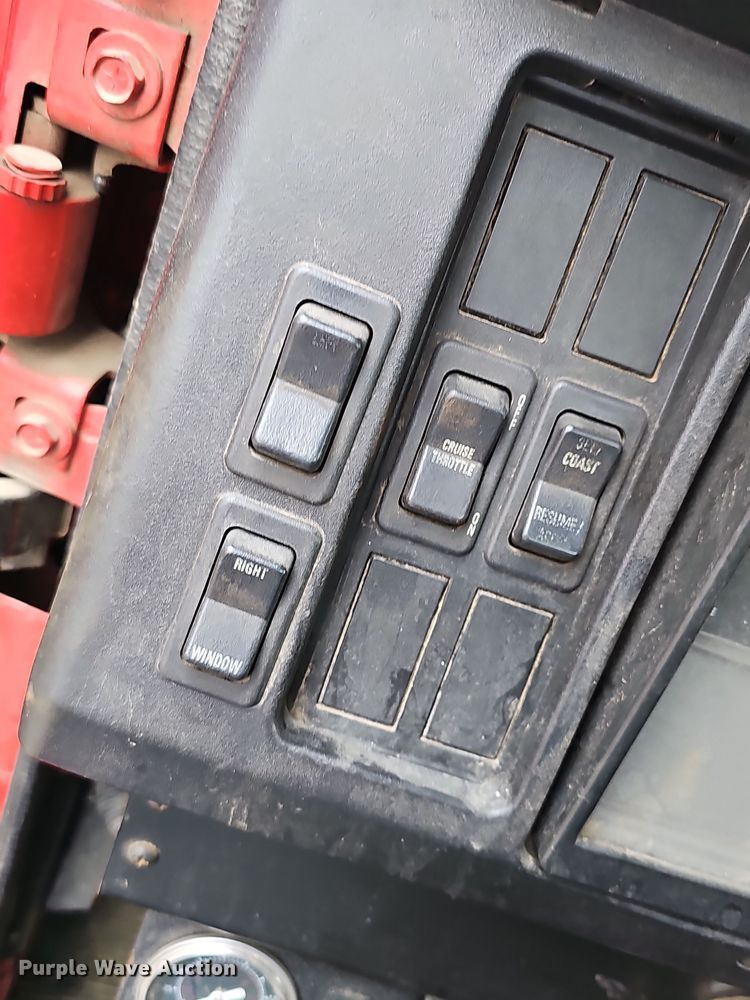 image for item NP9192 1997 International 4700  rollback truck