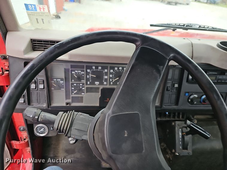 image for item NP9192 1997 International 4700  rollback truck