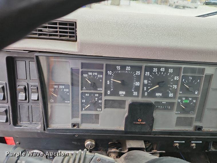 image for item NP9192 1997 International 4700  rollback truck