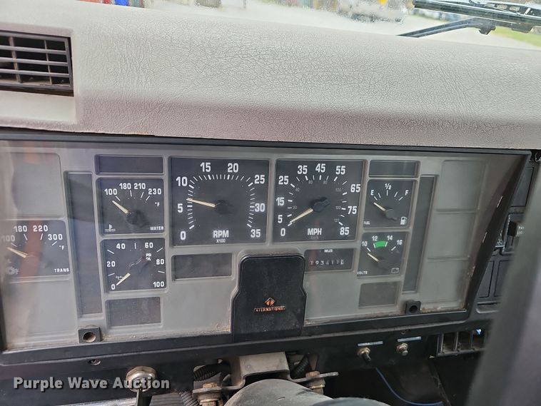 image for item NP9192 1997 International 4700  rollback truck