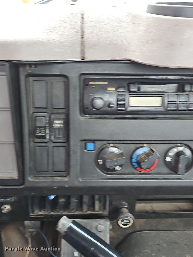 image for item NP9192 1997 International 4700  rollback truck