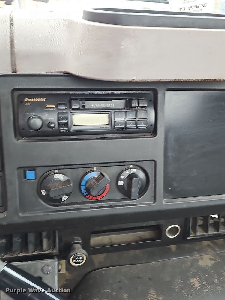 image for item NP9192 1997 International 4700  rollback truck