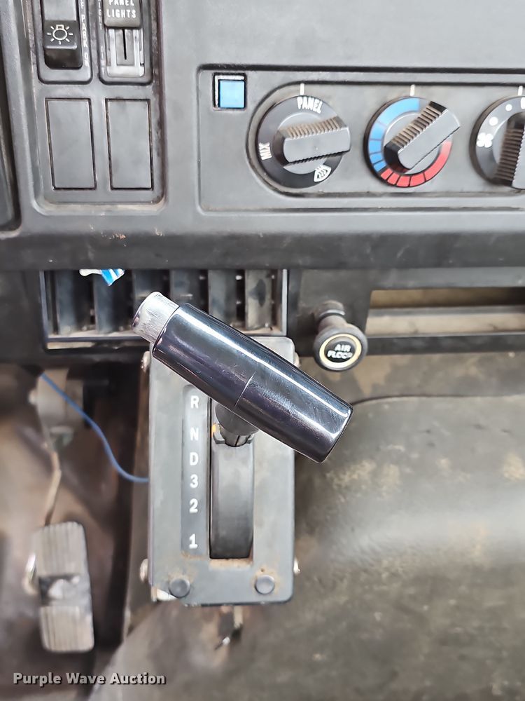 image for item NP9192 1997 International 4700  rollback truck