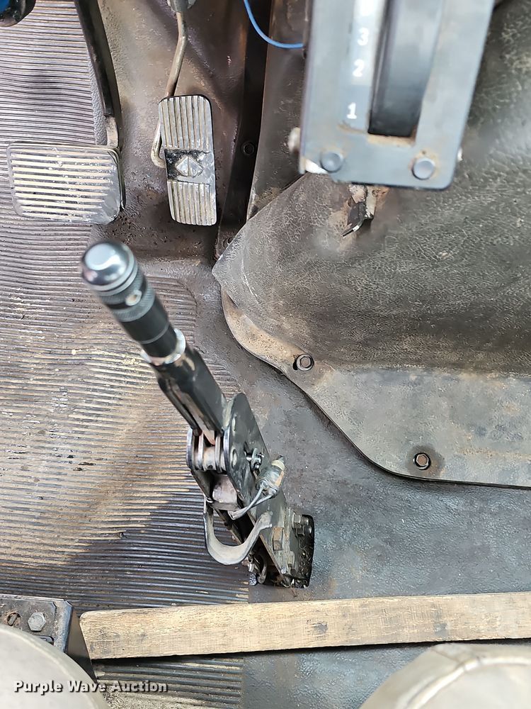 image for item NP9192 1997 International 4700  rollback truck