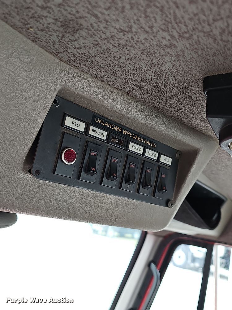 image for item NP9192 1997 International 4700  rollback truck