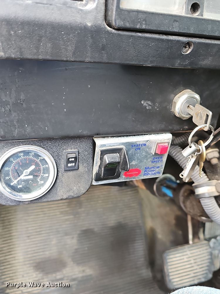 image for item NP9192 1997 International 4700  rollback truck