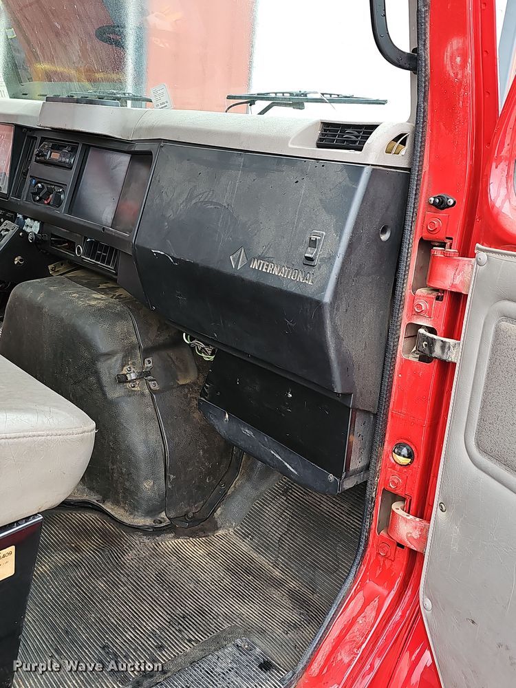 image for item NP9192 1997 International 4700  rollback truck