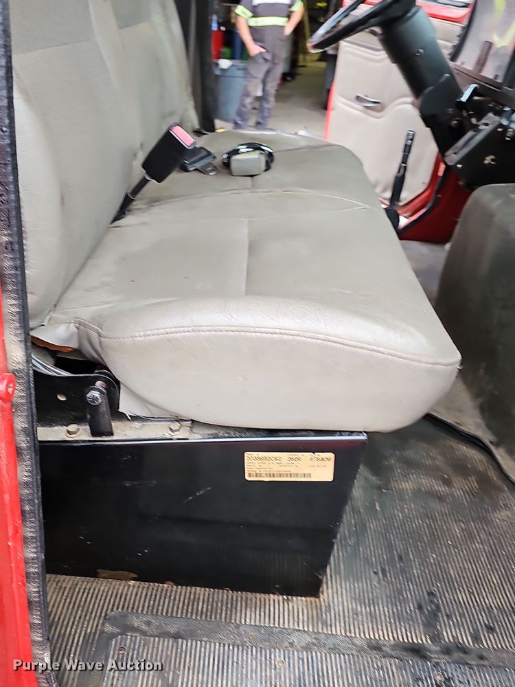 image for item NP9192 1997 International 4700  rollback truck