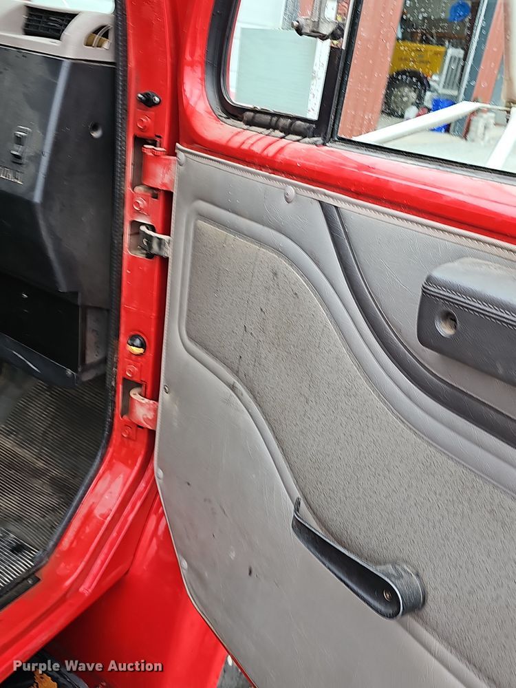 image for item NP9192 1997 International 4700  rollback truck