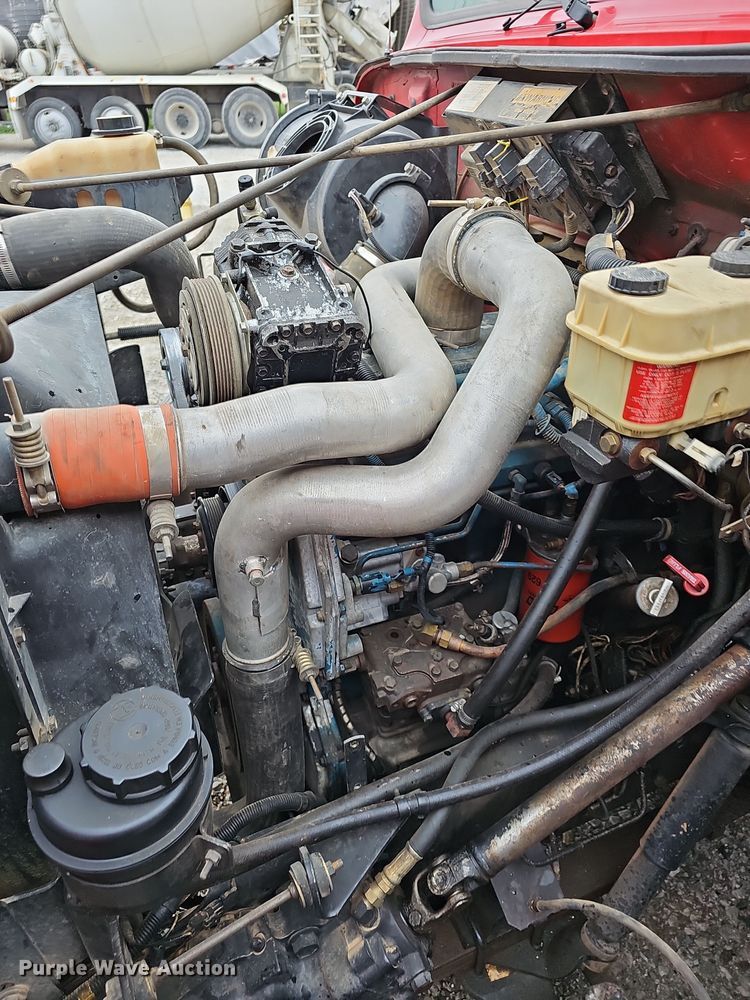 image for item NP9192 1997 International 4700  rollback truck