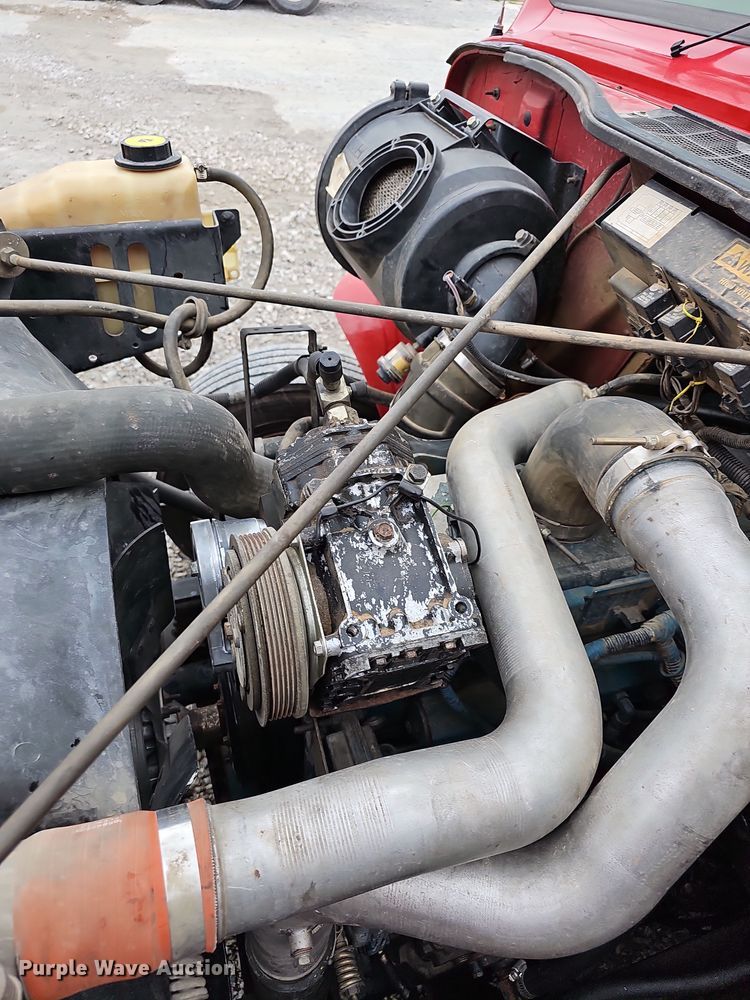 image for item NP9192 1997 International 4700  rollback truck