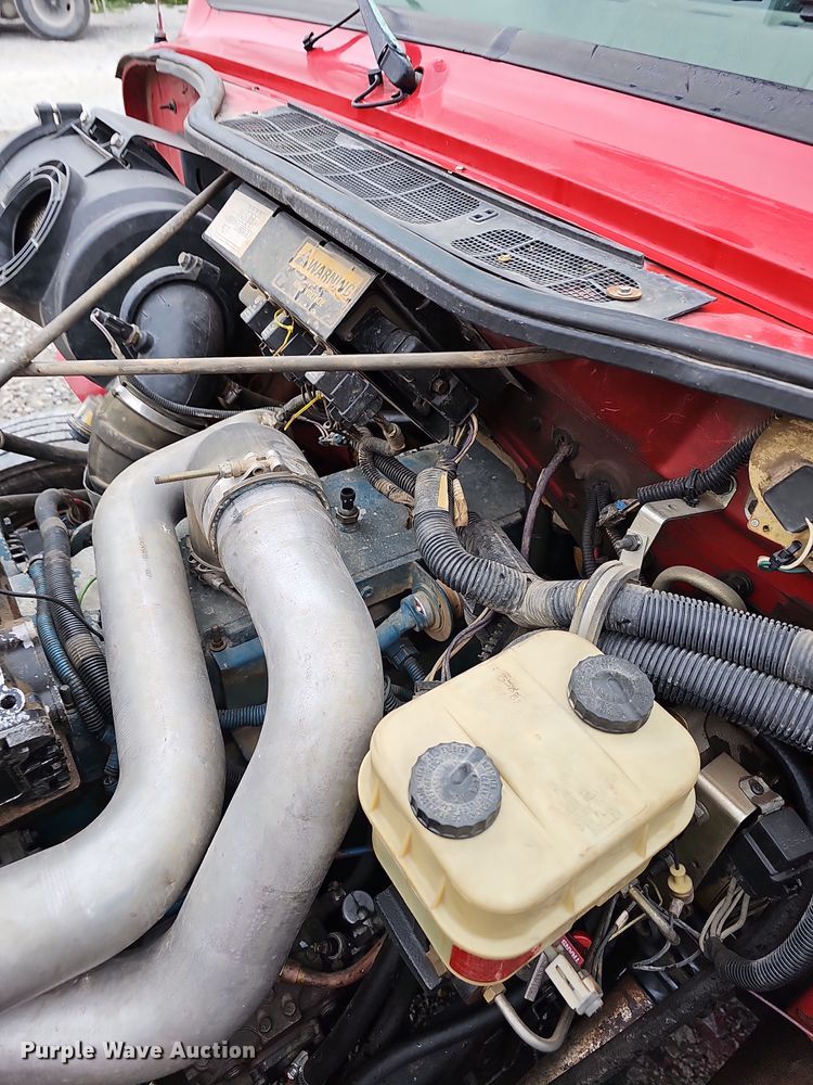 image for item NP9192 1997 International 4700  rollback truck