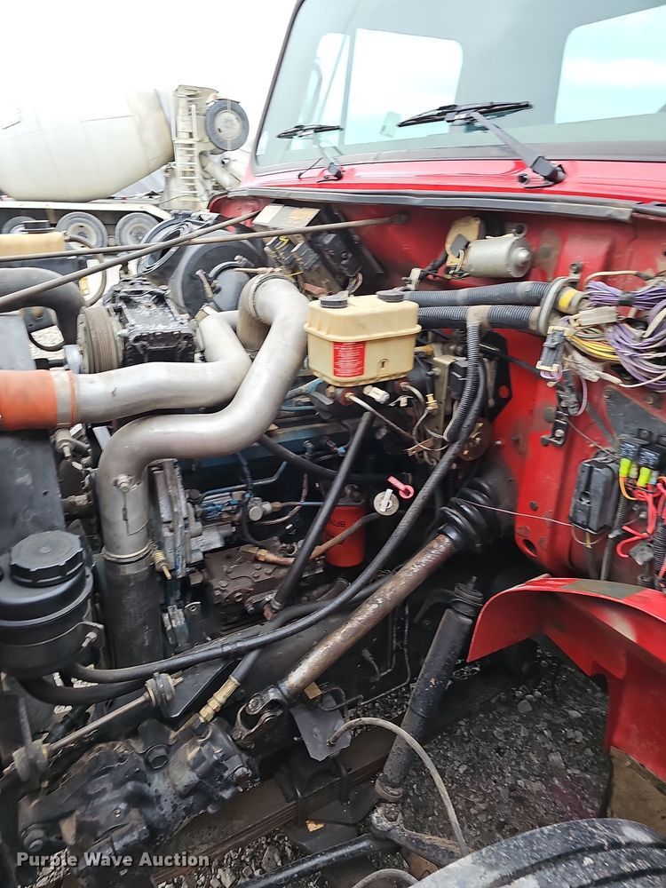 image for item NP9192 1997 International 4700  rollback truck