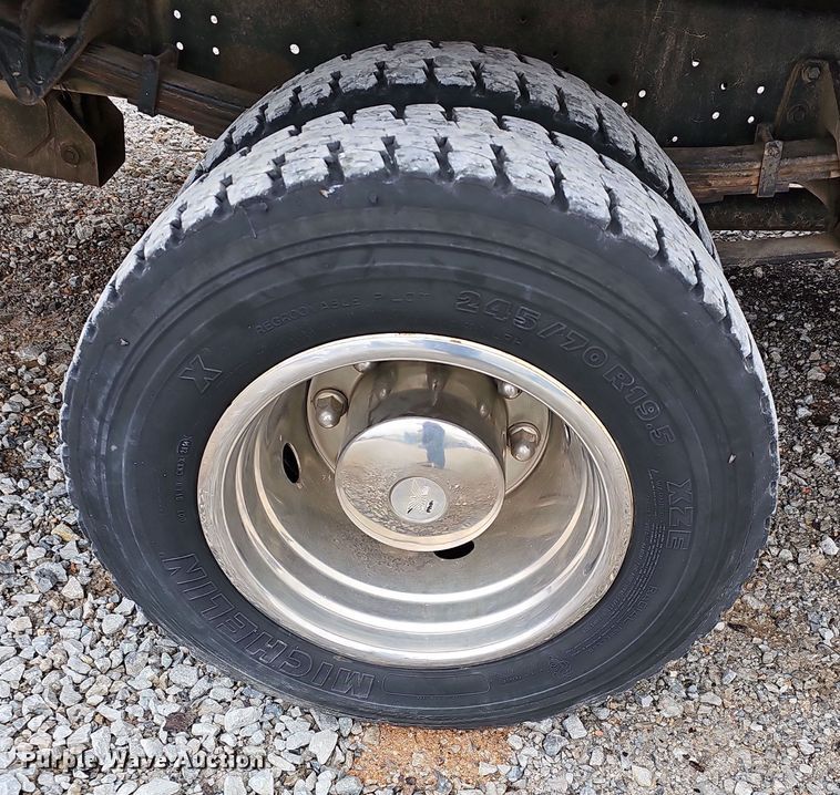 image for item NP9192 1997 International 4700  rollback truck