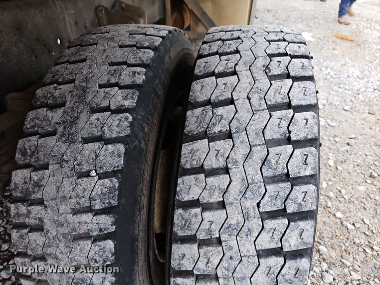 image for item NP9192 1997 International 4700  rollback truck