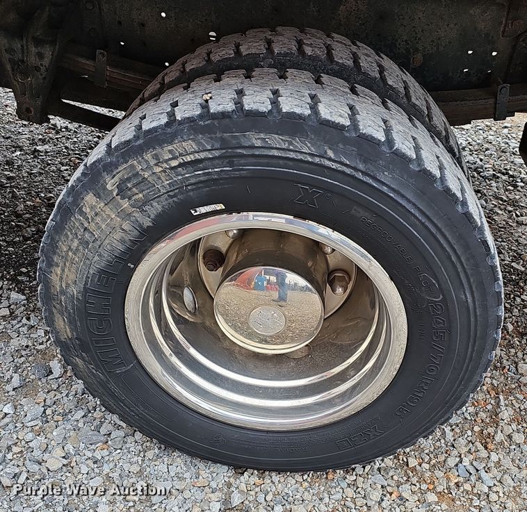 image for item NP9192 1997 International 4700  rollback truck