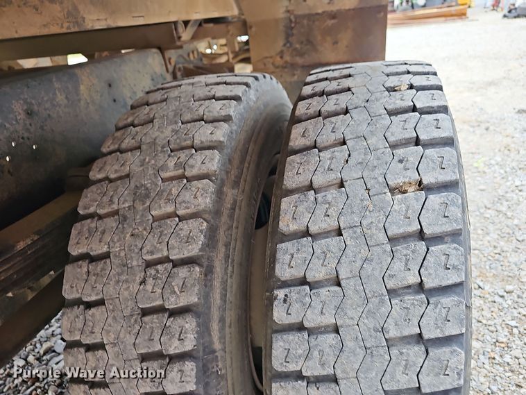 image for item NP9192 1997 International 4700  rollback truck