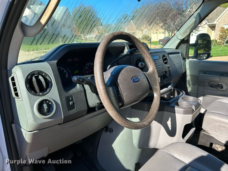 image for item NQ9968 2013 Ford E250 Super Duty  van