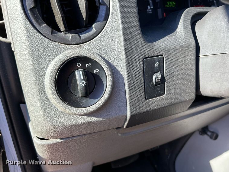 image for item NQ9968 2013 Ford E250 Super Duty  van