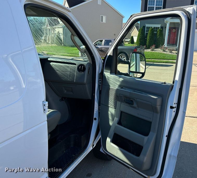 image for item NQ9968 2013 Ford E250 Super Duty  van