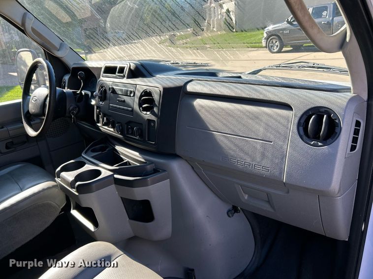 image for item NQ9968 2013 Ford E250 Super Duty  van