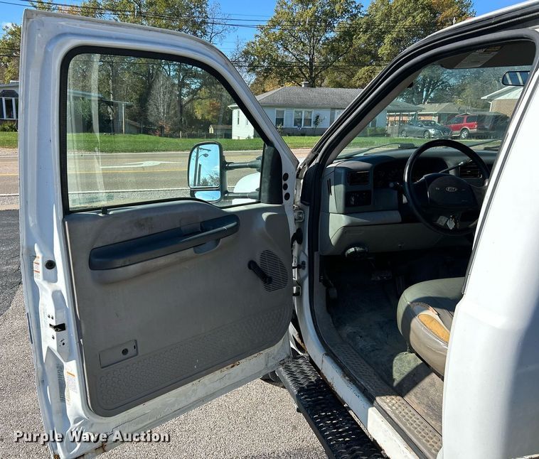 image for item NR9332 2001 Ford F550 Super Duty XL  utility / service truck