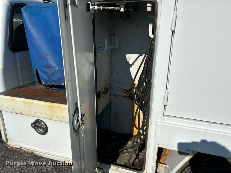 image for item NR9332 2001 Ford F550 Super Duty XL  utility / service truck