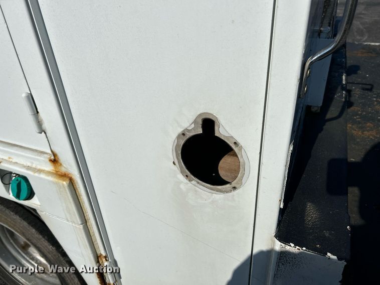 image for item NR9332 2001 Ford F550 Super Duty XL  utility / service truck