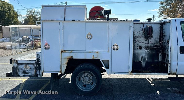 image for item NR9332 2001 Ford F550 Super Duty XL  utility / service truck