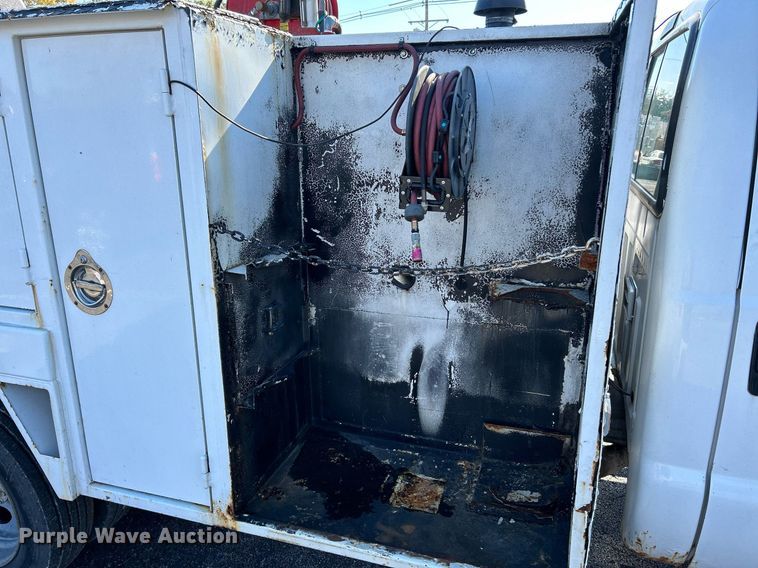 image for item NR9332 2001 Ford F550 Super Duty XL  utility / service truck