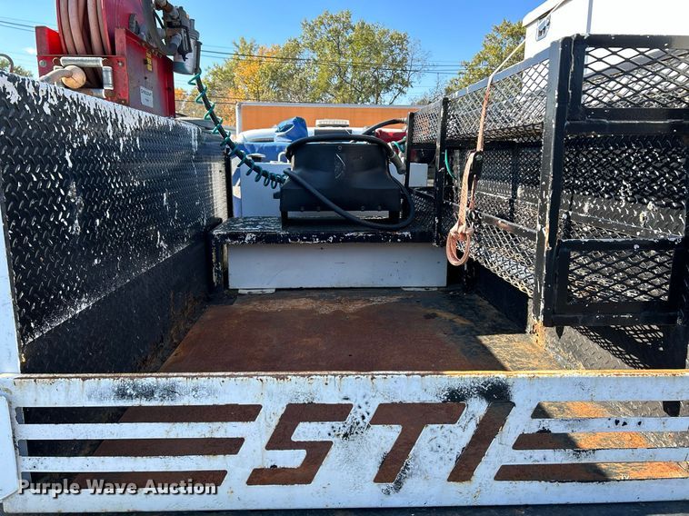 image for item NR9332 2001 Ford F550 Super Duty XL  utility / service truck