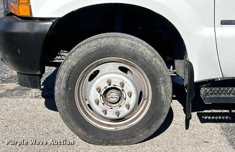 image for item NR9332 2001 Ford F550 Super Duty XL  utility / service truck