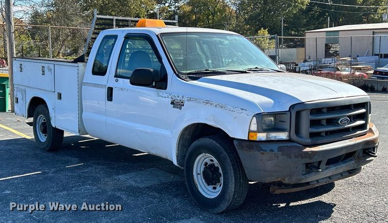 image for item NR9334 2003 Ford F250 Super Duty XL  SuperCab utility bed pickup truck