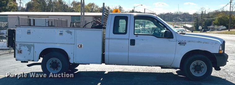 image for item NR9334 2003 Ford F250 Super Duty XL  SuperCab utility bed pickup truck