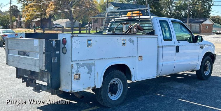 image for item NR9334 2003 Ford F250 Super Duty XL  SuperCab utility bed pickup truck