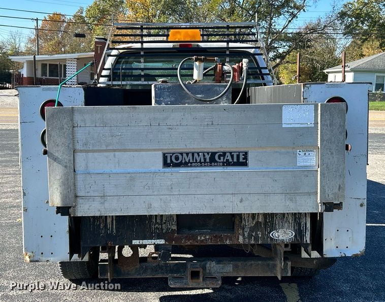 image for item NR9334 2003 Ford F250 Super Duty XL  SuperCab utility bed pickup truck