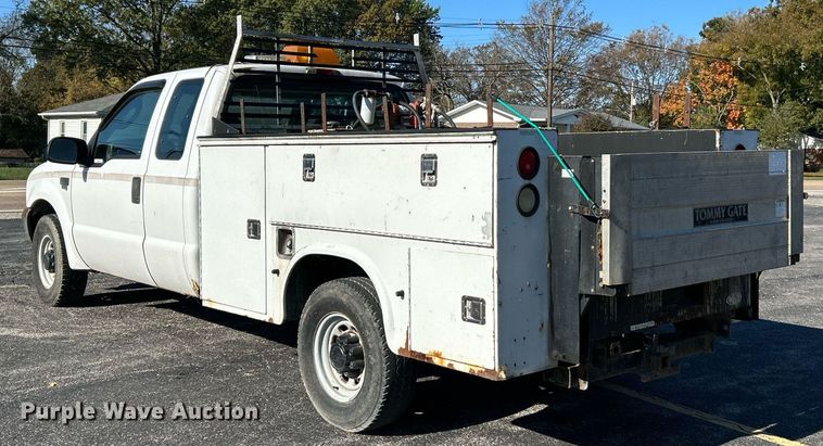 image for item NR9334 2003 Ford F250 Super Duty XL  SuperCab utility bed pickup truck