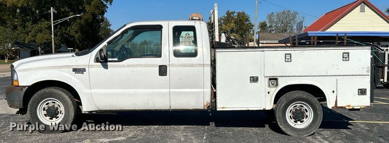 image for item NR9334 2003 Ford F250 Super Duty XL  SuperCab utility bed pickup truck