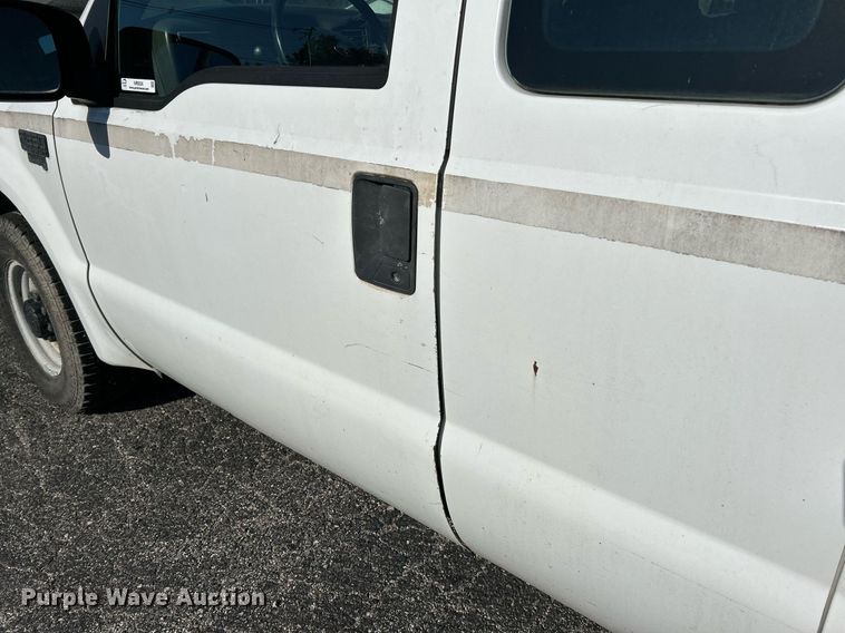 image for item NR9334 2003 Ford F250 Super Duty XL  SuperCab utility bed pickup truck