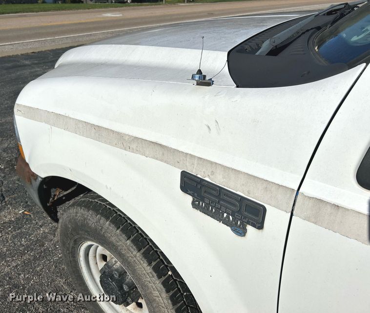 image for item NR9334 2003 Ford F250 Super Duty XL  SuperCab utility bed pickup truck