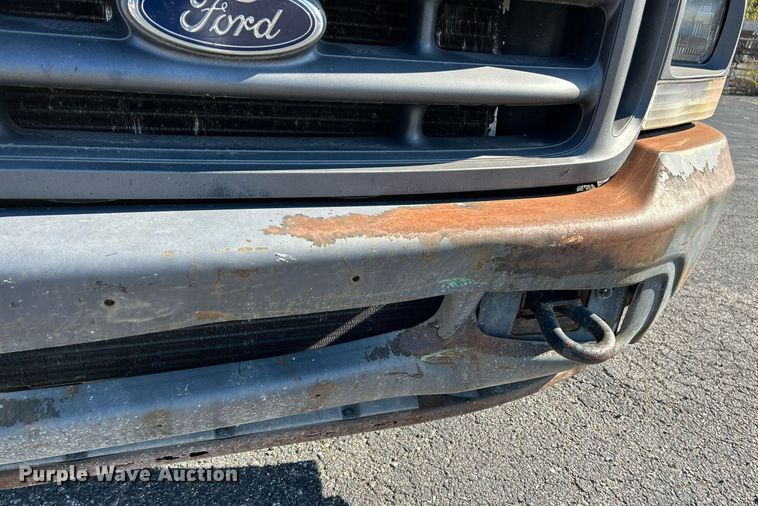 image for item NR9334 2003 Ford F250 Super Duty XL  SuperCab utility bed pickup truck