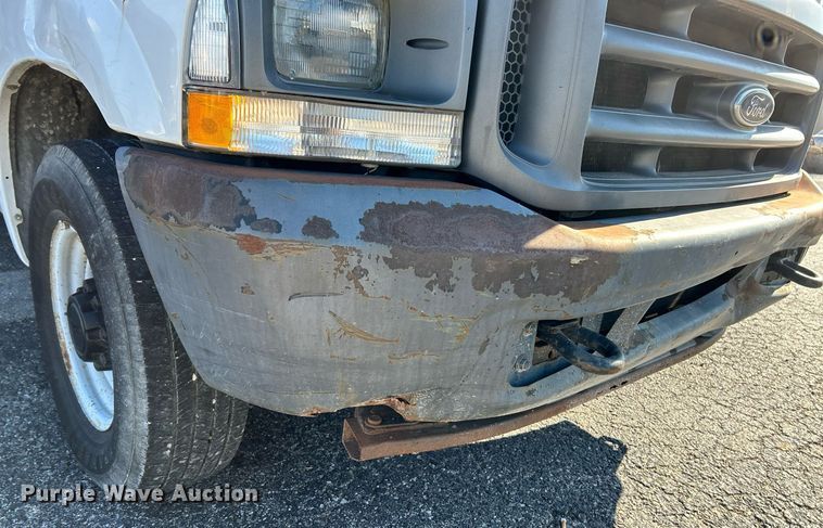 image for item NR9334 2003 Ford F250 Super Duty XL  SuperCab utility bed pickup truck