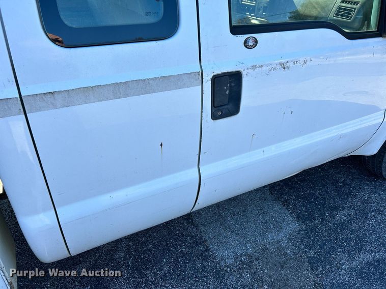 image for item NR9334 2003 Ford F250 Super Duty XL  SuperCab utility bed pickup truck