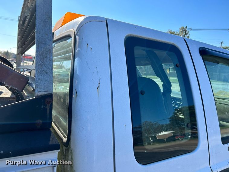 image for item NR9334 2003 Ford F250 Super Duty XL  SuperCab utility bed pickup truck