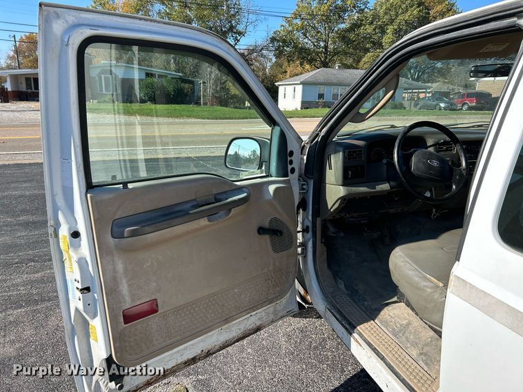 image for item NR9334 2003 Ford F250 Super Duty XL  SuperCab utility bed pickup truck