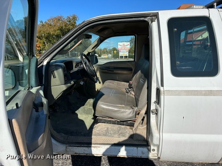 image for item NR9334 2003 Ford F250 Super Duty XL  SuperCab utility bed pickup truck