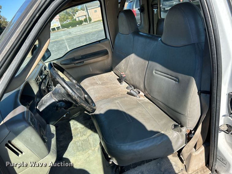 image for item NR9334 2003 Ford F250 Super Duty XL  SuperCab utility bed pickup truck