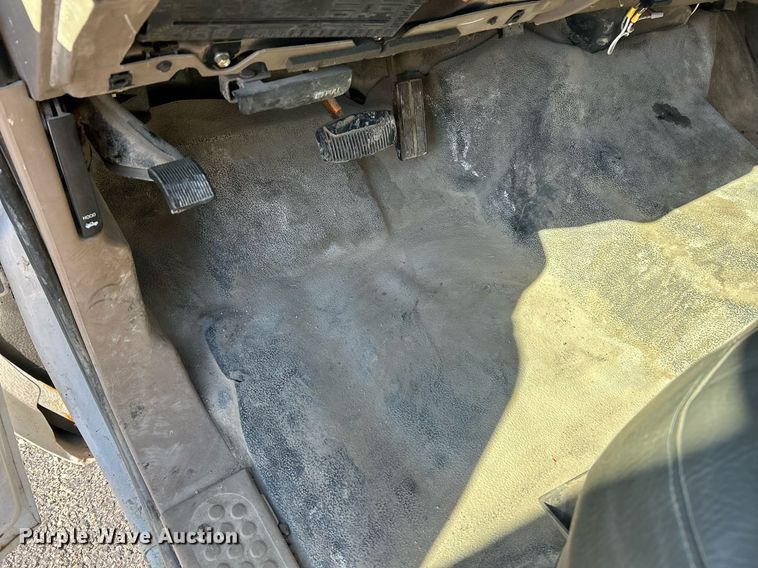 image for item NR9334 2003 Ford F250 Super Duty XL  SuperCab utility bed pickup truck